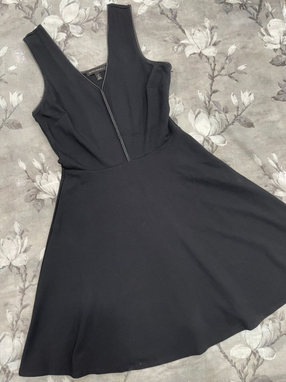 Banana Republic Black A-Line Fit & Flare Dress V-Neck Zip Detail Size 6 Tall